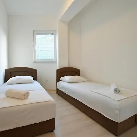 Lunga, Apartment *